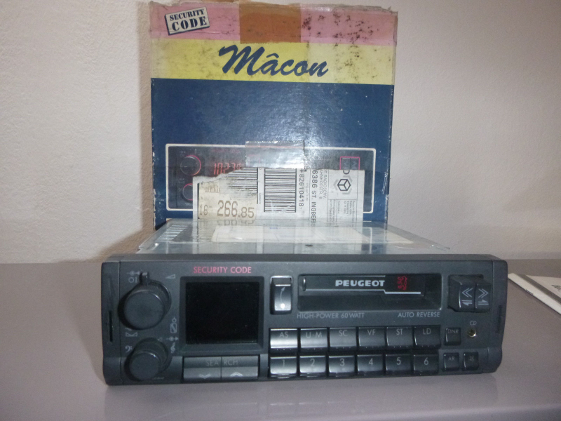 Illustration for article titled Car stereo advice for an 80s car requested: New or old (+aux-in)? Updated